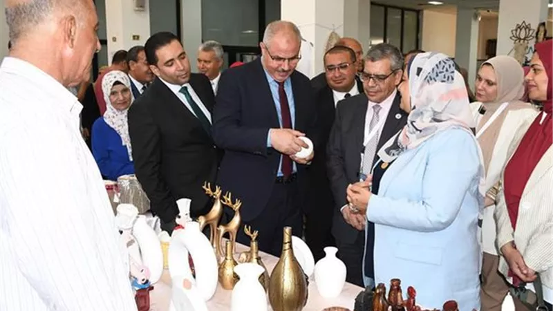 إفتتاح معرض تراثنا على هامش مؤتمر الدراسات العليا بجامعة القناة