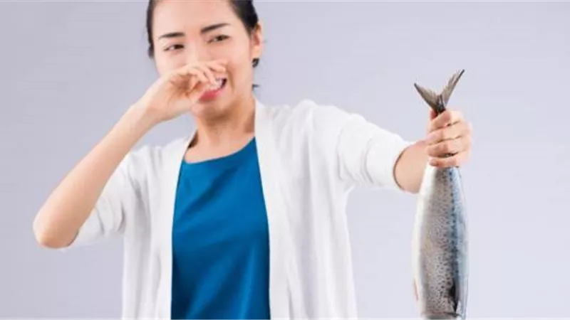 بمكونات بسيطة تخلص من زفارة السمك