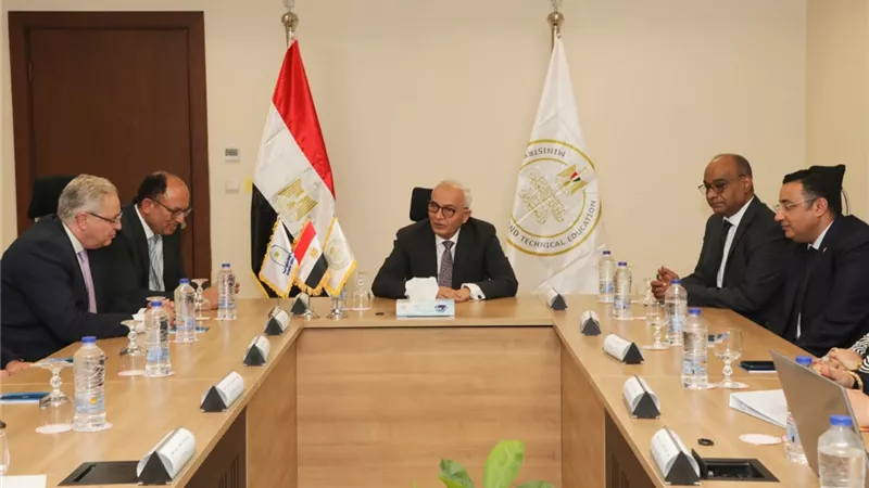 حجازي ورئيس جامعة حلوان يوقعان بروتوكول تعاون لتقديم 