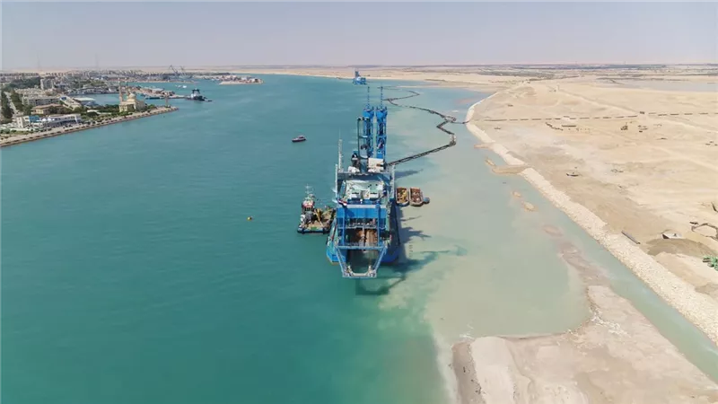 قناة السويس تسجل عبور 72 سفينة بإجمالي حمولات 4.9 مليون طن