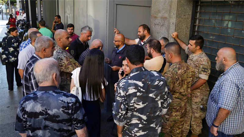 لبنان.. مودع يقتحم مصرفا ومعه قنبلة