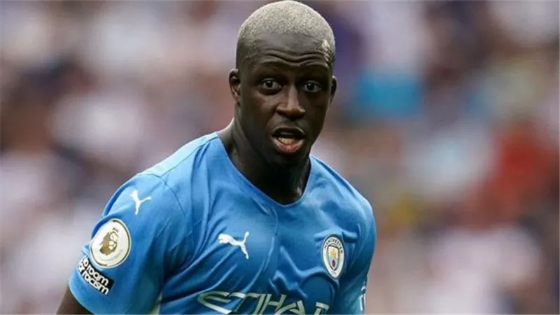 بعد براءته من تهم الاغتصاب..عودة ميندي للملاعب عن طريق هذا النادي