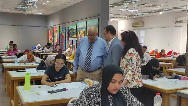 رئيس جامعة الأقصر يتابع اختبارات القدرات بكلية الفنون الجميلة