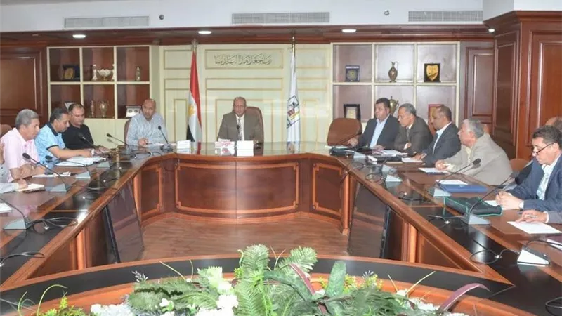 سكرتير بنى سويف يبحث تطوير العمل بمواقف السيارات
