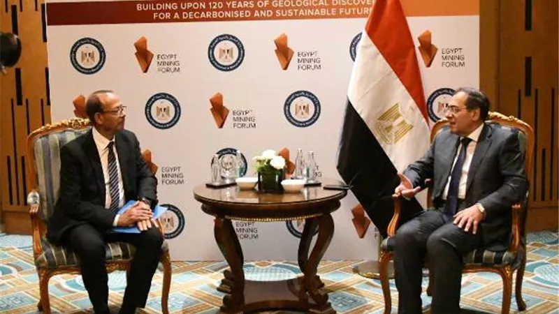 الملا يبحث مع مدير مركز أبحاث كانتميت الكندي تطوير أعمال التعدين