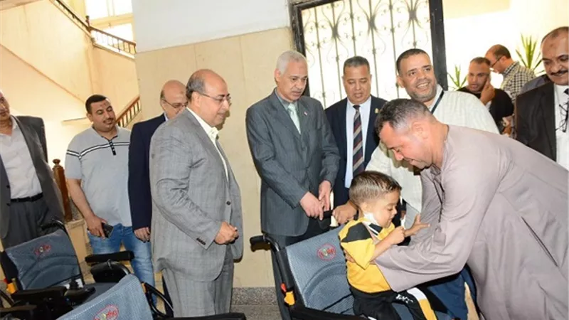 جامعة أسيوط تتسليم٣١كرسي متحرك كهربائي تبرعا لمرضى مستشفى الأطفال