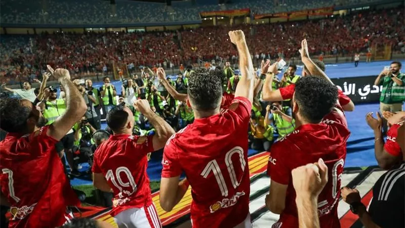 بالرقص مع الجماهير.. كهربا يحتفل مع إمام عاشور بلقب الأهلي الجديد