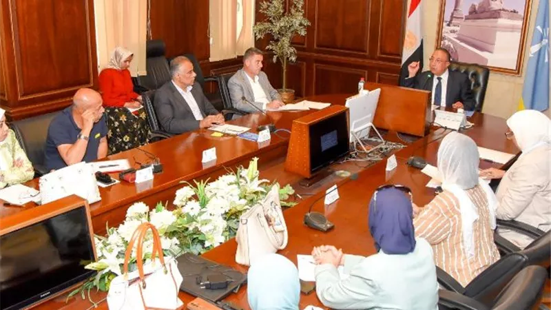 محافظ الإسكندرية يشدد على رؤساء الأحياء لرفع كفاءة العمل