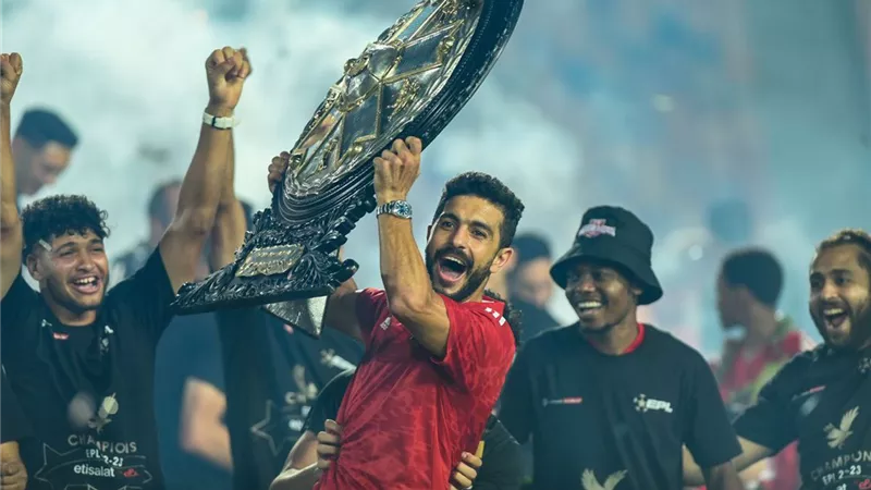 أبواب الأهلى لن تغلق أمامك أبدا .. الخطيب يكرم أيمن أشرف - صورة