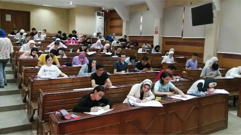 إقبال من طلاب الثانوية لأداء الإختبارات بالفنون التطبيقية بحلوان