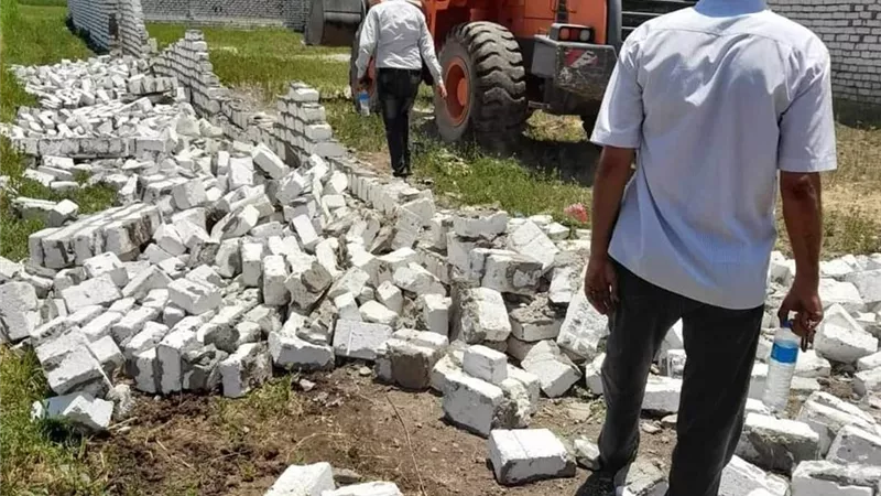 إزالة ١١٣ حالة تعد بالبناء على الأراضي الزراعية وأملاك الدولة بال