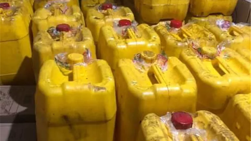 ضبط 1530 لتر زيت طعام مجهول المصدر بطريق الزقازيق ههيا
