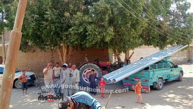 تركيب أعمدة إنارة بقرية أبومناع غرب بدشنا ضمن «حياة كريمة»