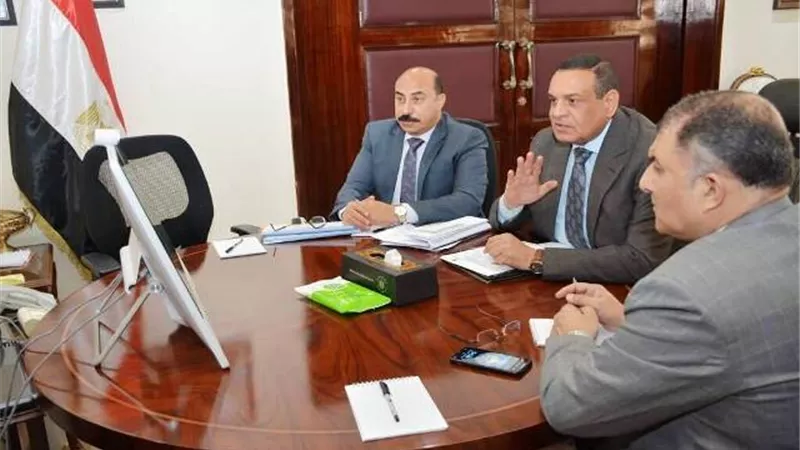 محافظ أسوان: إستكمال إجراءات إلزام الجهات والمحال بترشيد الكهرباء