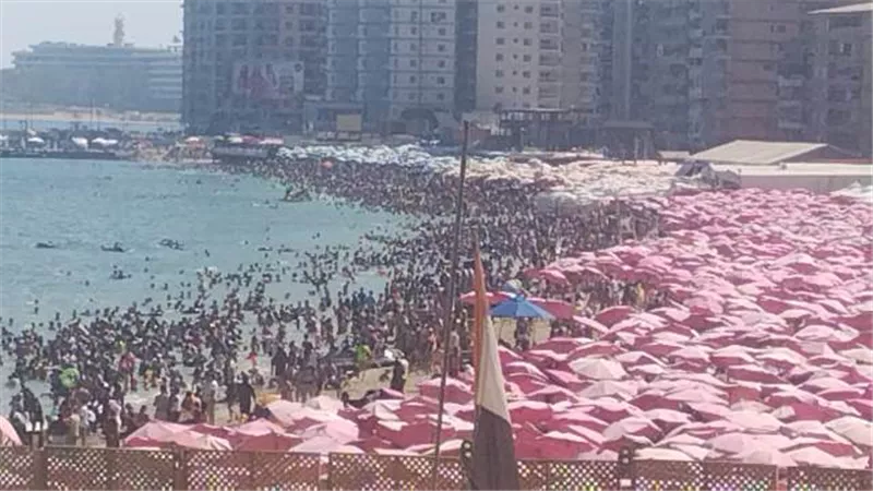 شواطئ الإسكندرية تشهد إقبالا غير مسبوق بسبب موجة الحر الشديدة