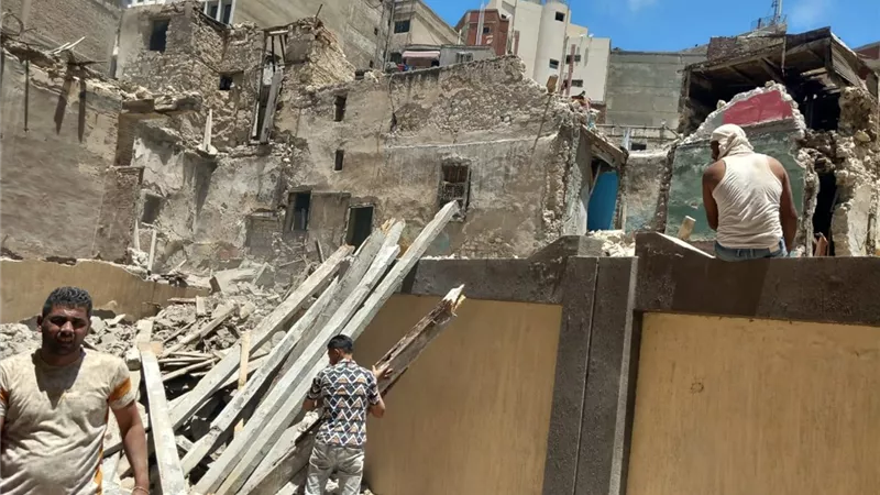 التعليم تتحرك لعلاج آثار انهيار منزل بجوار مدرسة بالاسكندرية