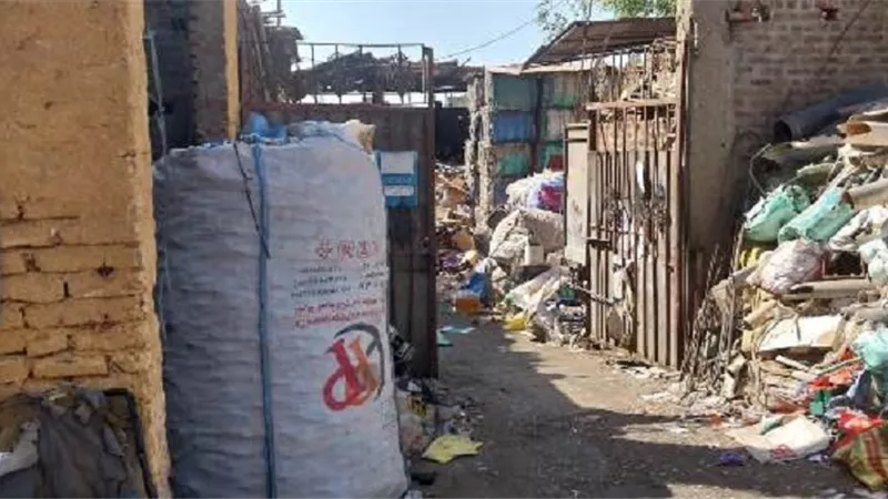 ٣ محاضر إشغال طريق وبيئة ضد تاجر خردة شرق الأقصر