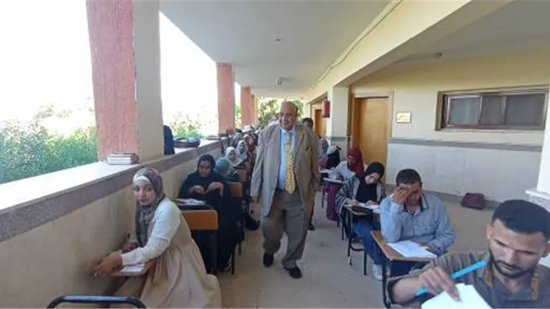رئيس جامعة الأقصر يتفقد امتحانات الدبلوم التربوى بكلية الآثار