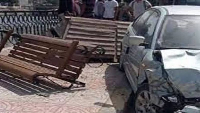 إصابة 4 إثر اصطدام سيارة ملاكى برصيف الطريق فى الصف