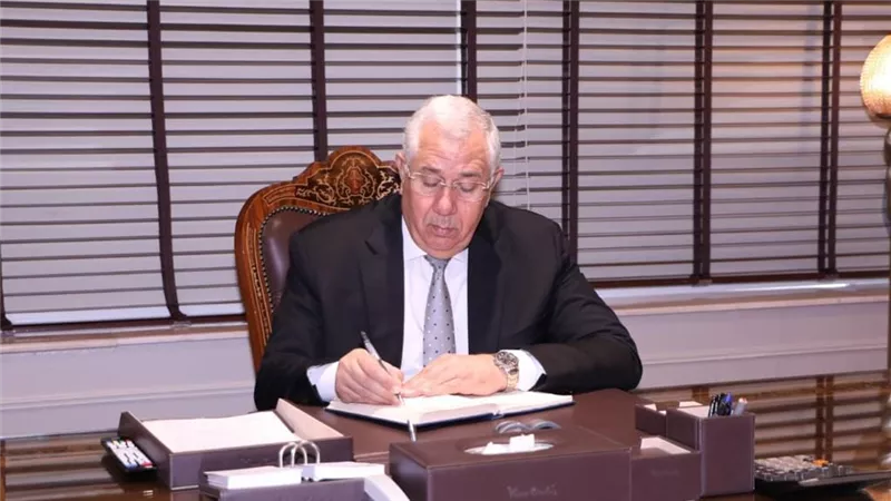 القصير يوجه الباحثين بإيجاد حلول استباقية لمشكلات الزراعة