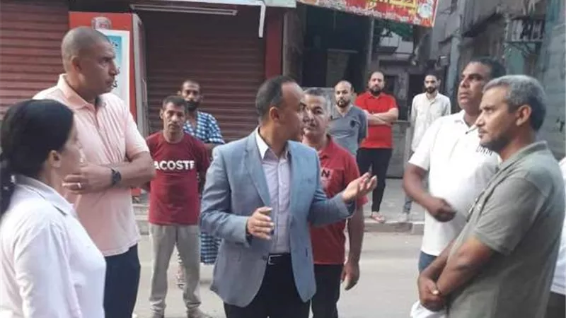 نائب المحافظ يتفقد موقع انهيار جزئي لعقار بحى وسط دون حدوث إصابات