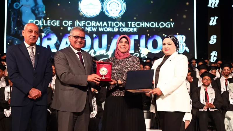 بالصور.. جامعة مصر للعلوم والتكنولوجيا تقيم حفلاً ضخما لتخرج دفعة جديدة من كلية 