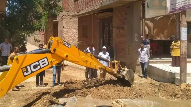 إصلاحات بخط مياه فى سمالوط وغرفة صرف ببنى مزار
