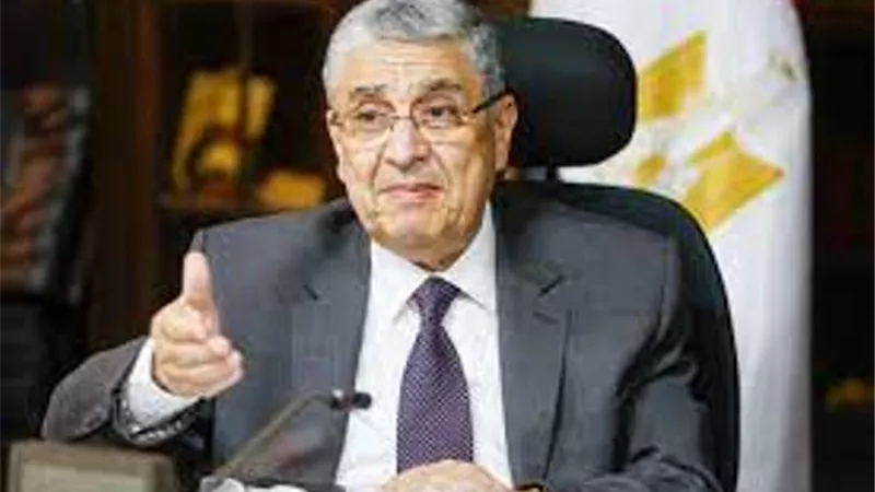 شاكر يراس غرفة الطوارئ وقيادات الكهرباء فى مواقع العمل