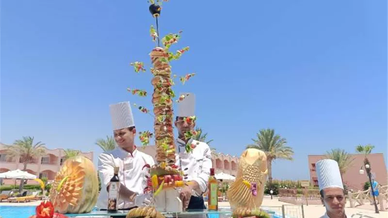 كرنفال برجر يجذب سياح على شواطئ مرسى علم.. بالصور