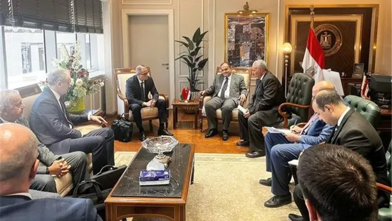 وزير التجارة ونائب وزير الصناعةالبيلاروسى يبحثان إمكانيات التصنيع