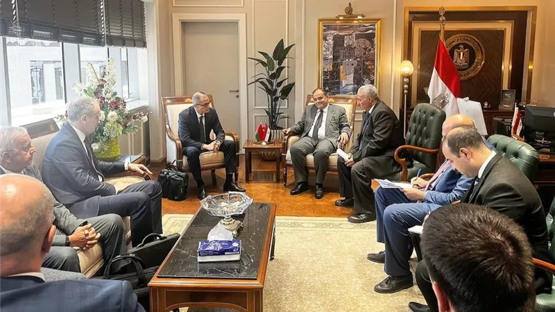 وزير الصناعة يبحث مع مسؤول بيلاروسي إمكانيات التصنيع المشترك