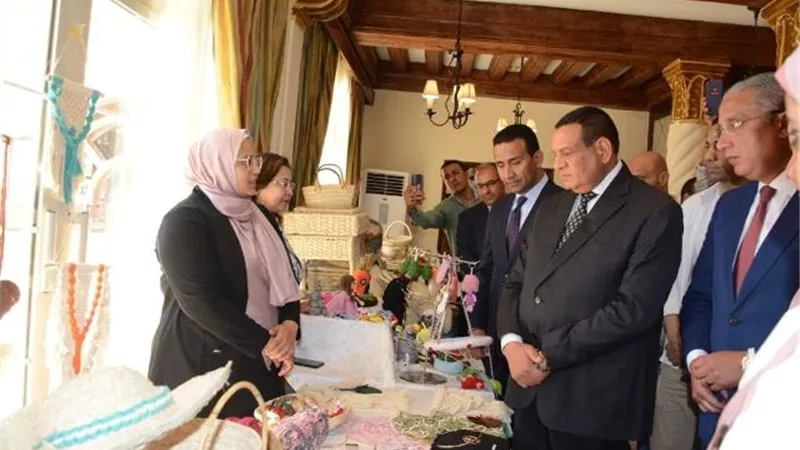 وزير التنمية المحلية ومحافظ الفيوم يتفقدان معرض منصة 