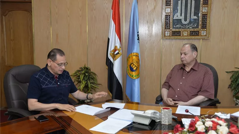 محافظ أسيوط يناقش أنشطة جهاز تنمية المشروعات المتوسطة والصغيرة