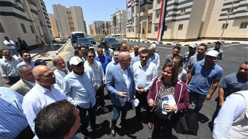 وزير الإسكان يتفقد مشروعات 
