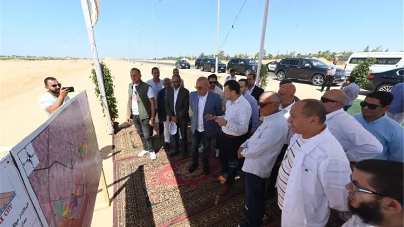 الجزار يتابع أعمال الطرق وموقف طلبات تقنين الأراضي بسفنكس الجديدة