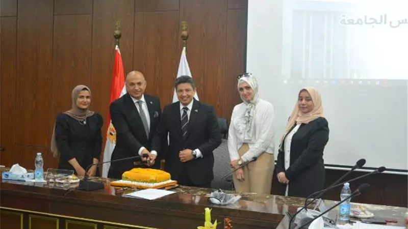 مجلس جامعة دمياط يكرم الدكتور دعدور ويحتفل بتخريج اول دفعه من الذكاء الاصطناعى