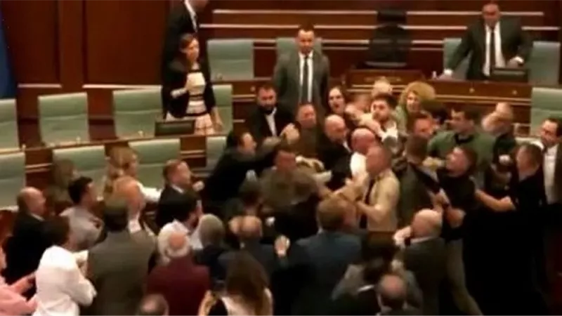 نائب فى برلمان كوسوفو يلقي الماء فى وجه رئيس الوزراء | فيديو