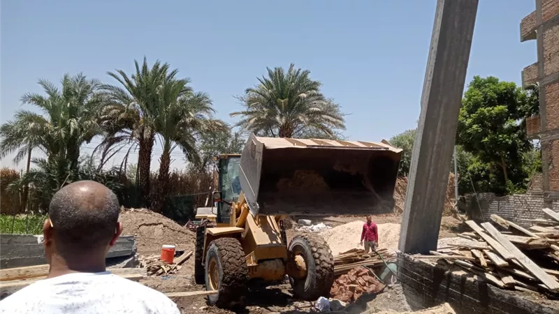 إزالة التعديات على الأراضي الزراعية والبناء المخالف في قرى دشنا