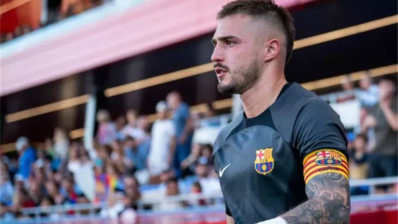 باريس يتعاقد مع حارس برشلونة صاحب الارقام السيئة