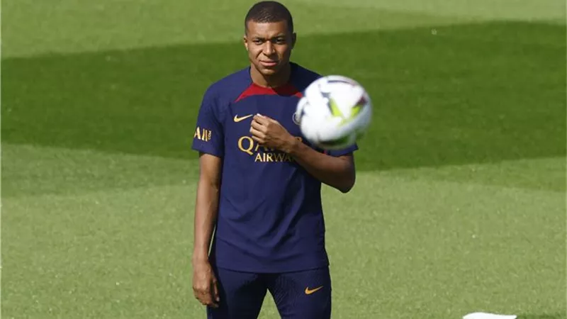 3 أندية إنجليزية وعرض سعودي لضم مبابي وريال مدريد يترقب