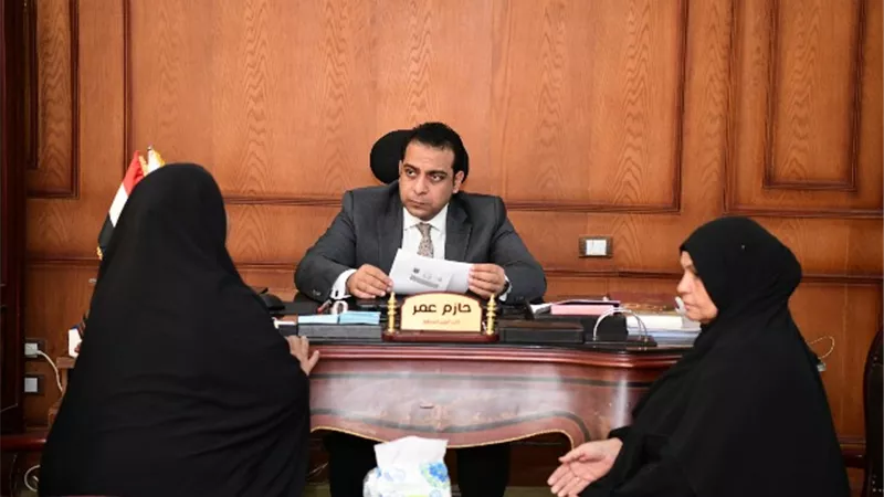 محافظ قنا ونائبه يستقبلون ٨٥ مواطنا لبحث شكاواهم ومطالبهم