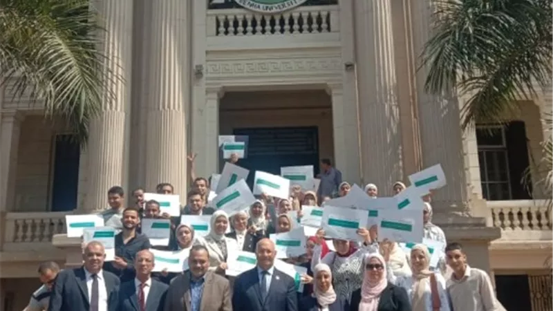 رئيس جامعة بنها يسلم شهادات مبادرة تأهيل الشباب لسوق العمل.. صور