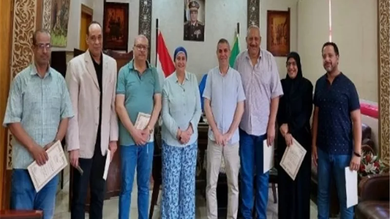 مدير تعليم القليوبية تكرم أعضاء غرفة عمليات الثانوية العامة.. صور