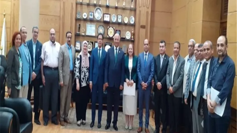 رئيس جامعة بنها يكرم المشاركين في إعداد الخطة البحثية 2023 – 2030