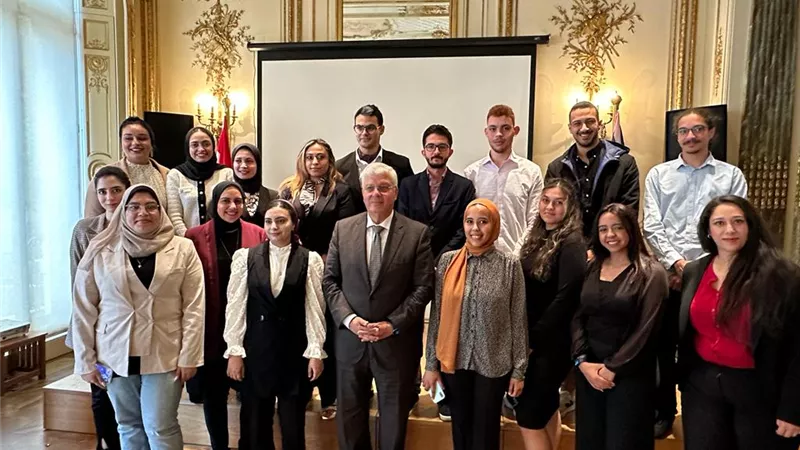وزير التعليم العالي يلتقي الطلاب المبتعثين بالمملكة المتحدة