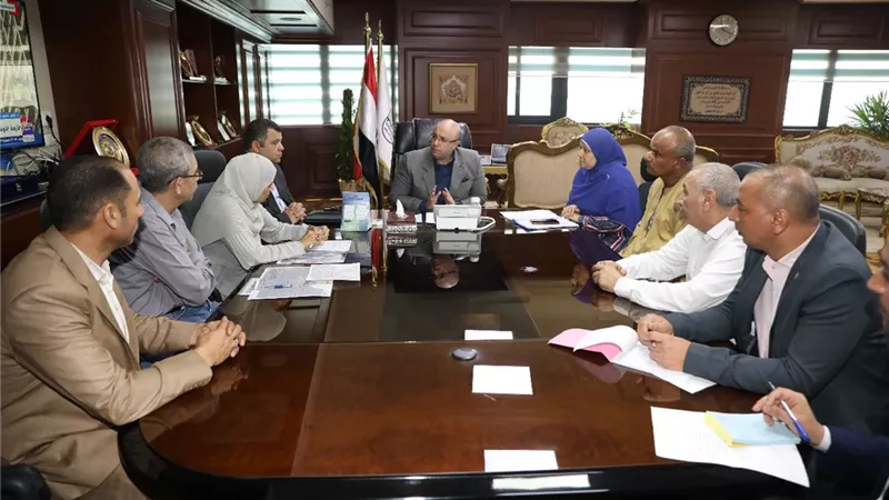 محافظ بني سويف يبحث مشكلة نقص المياه بقرية السعادنة