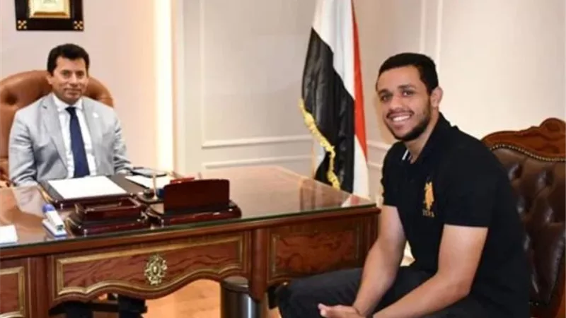 وزير الرياضة يلتقي بطل العالم في الإسكواش