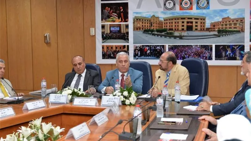 رئيس الهيئة الوطنية يتفقد جامعة الأهرام الكندية وأكاديمية أخبار اليوم