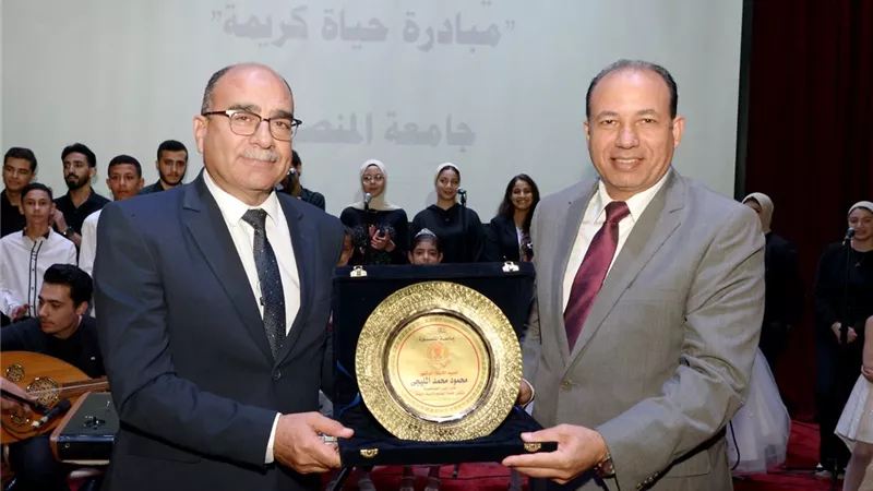 رئيس جامعةالمنصورة يُكَرِّم نوَّاب قطاعي خدمة المجتمع والدِّراسات
