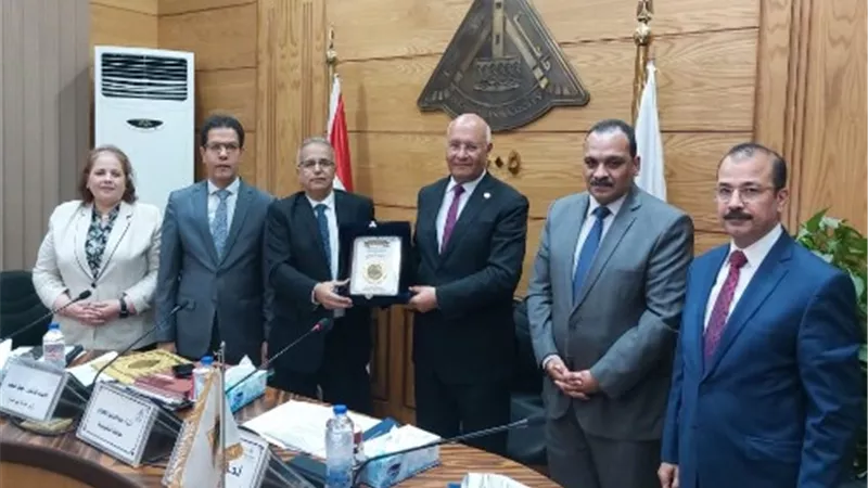مجلس جامعة بنها يكرم عميد كلية العلوم